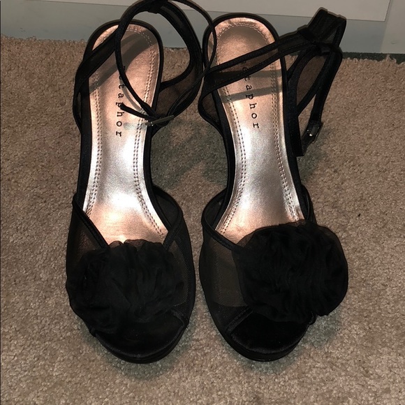 Black heels w/ flower - Picture 2 of 3